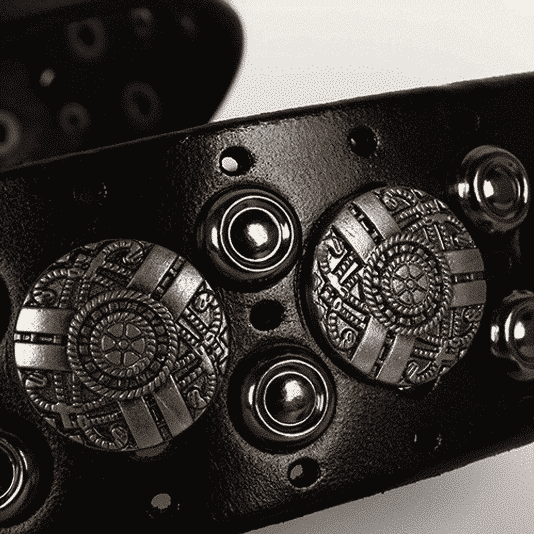 Ceinture en Cuir Noir avec Boucle et Rivet en Métal avec Motif – Image 3